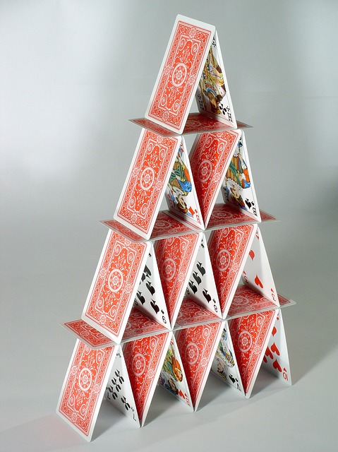 Construcción de castillo con cartas